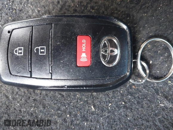 2022 Toyota Corolla Cross LE z VIN 7MUCAAAG8NV037030, wystawiony jako IAAI lot #42014483 z przebiegiem 39 146 mil mil oraz . Historia ofert i sprzedaży dostępna na DreamBid. Obrazek 11.