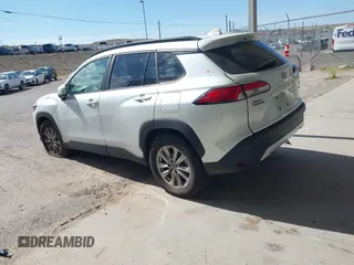 2022 Toyota Corolla Cross LE z VIN 7MUCAABG3NV030906, wystawiony jako IAAI lot #42475640 z przebiegiem 119 135 mil mil oraz . Historia ofert i sprzedaży dostępna na DreamBid. Obrazek 3.