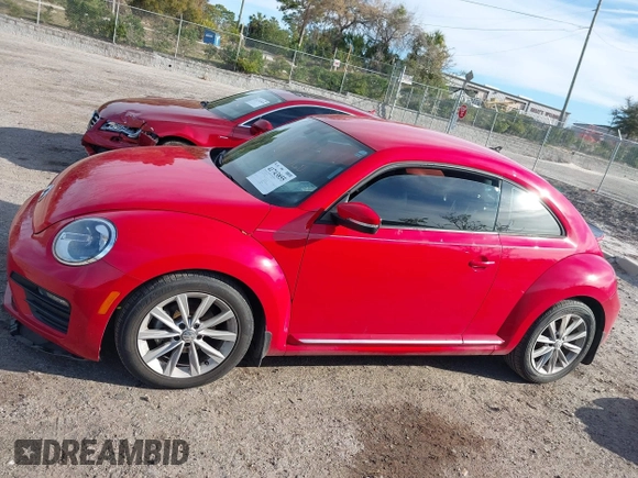 2018 Volkswagen Beetle S z VIN 3VWFD7AT5JM725878, wystawiony jako IAAI lot #41743855 z przebiegiem 108 068 mil mil oraz . Historia ofert i sprzedaży dostępna na DreamBid. Obrazek 14.