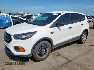 2018 Ford Escape S z VIN 1FMCU0F77JUD58496, wystawiony jako Copart lot #64051195 z przebiegiem 66 657 mil mil oraz Czysty tytuł • Clean title. Historia ofert i sprzedaży dostępna na DreamBid. Obrazek 1.