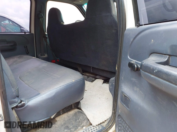 2000 Ford F-350 XL with VIN 1FTSW30L6YEB38255, listed as a IAAI auction lot 42143432 with 356,846 mi miles and . Bid and sale history available at DreamBid. Image 8.