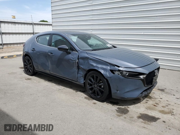 2023 Mazda 3 S Carbon Edition с VIN JM1BPBLM2P1611392, выставлен на аукционе Copart как лот 56292325 с пробегом 28 659 миль миль и На запчасти • Non repairable. История ставок и продаж доступна на DreamBid. Изображение 4.