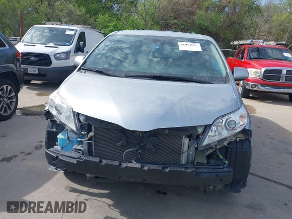 2019 Toyota Sienna XLE Auto Access Seat with VIN 5TDYZ3DC5KS977360, listed as a IAAI auction lot 41911897 with 71,200 mi miles. Bid and sale history available at carsss.com. Image 6.