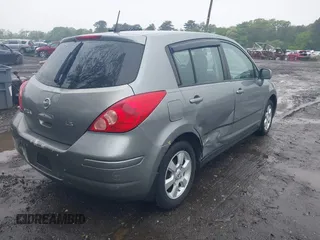 2009 Nissan Versa S z VIN 3N1BC13E29L366879, wystawiony jako IAAI lot #42277503 z przebiegiem 137 006 mil mil oraz . Historia ofert i sprzedaży dostępna na DreamBid. Obrazek 4.