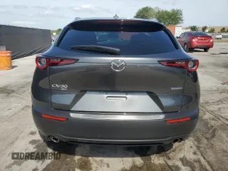 2023 Mazda CX-30 S Premium z VIN 3MVDMBDM9PM558451, wystawiony jako Copart lot #53997465 z przebiegiem 27 633 mil mil oraz Nie do naprawy • Non repairable. Historia ofert i sprzedaży dostępna na DreamBid. Obrazek 6.