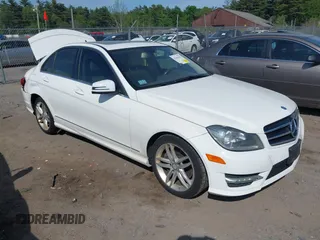 2014 Mercedes-Benz C 300 Sport z VIN WDDGF8AB0EA949700, wystawiony jako IAAI lot #42384242 z przebiegiem 136 445 mil mil oraz . Historia ofert i sprzedaży dostępna na DreamBid. Obrazek 1.