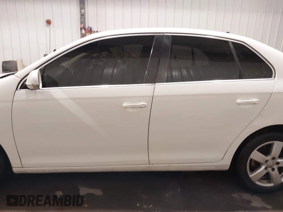2008 Volkswagen Jetta Sedan SE with VIN 3VWRM71K98M015672, listed as a IAAI auction lot 41275576 with 161,131 mi miles. Bid and sale history available at carsss.com. Image 14.