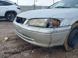 2001 Toyota Camry LE z VIN 4T1BF28K21U126925, wystawiony jako IAAI lot #42401694 z przebiegiem 237 112 mil mil oraz . Historia ofert i sprzedaży dostępna na DreamBid. Obrazek 6.