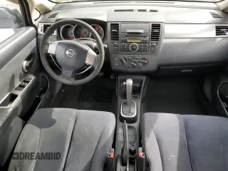 2007 Nissan Versa S z VIN 3N1BC13E57L454791, wystawiony jako Copart lot #46850235 z przebiegiem 181 327 mil mil oraz Szkoda całkowita • Salvage title. Historia ofert i sprzedaży dostępna na DreamBid. Obrazek 8.