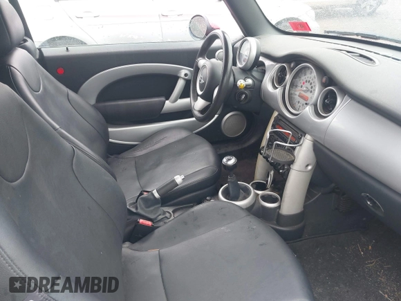 2008 MINI Convertible z VIN WMWRF33558TF67376, wystawiony jako IAAI lot #41923409 z przebiegiem 150 268 mil mil oraz . Historia ofert i sprzedaży dostępna na DreamBid. Obrazek 5.