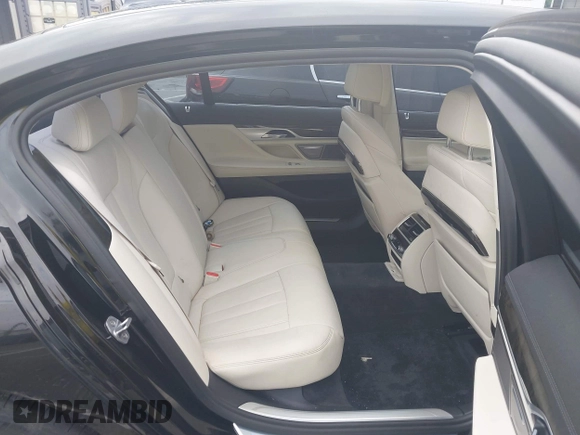 2018 BMW 7 Series 750i z VIN WBA7F0C59JGM23945, wystawiony jako IAAI lot #42236737 z przebiegiem 65 576 mil mil oraz . Historia ofert i sprzedaży dostępna na DreamBid. Obrazek 8.