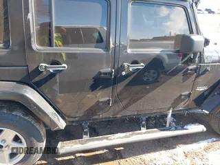 2012 Jeep Wrangler Unlimited Altitude z VIN 1C4HJWEG7CL191444, wystawiony jako IAAI lot #41643441 z przebiegiem 220 785 mil mil oraz . Historia ofert i sprzedaży dostępna na DreamBid. Obrazek 13.