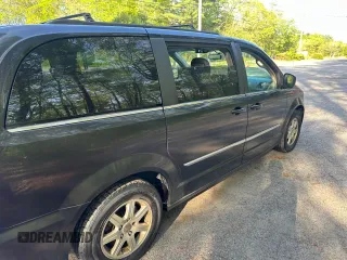 2013 Chrysler Town & Country Touring z VIN 2C4RC1BGXDR577662, wystawiony jako Copart lot #57900485 z przebiegiem 149 361 mil mil oraz Czysty tytuł • Clean title. Historia ofert i sprzedaży dostępna na DreamBid. Obrazek 4.