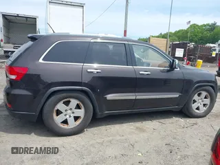 2011 Jeep Grand Cherokee Overland z VIN 1J4RR6GT2BC700758, wystawiony jako IAAI lot #42260235 z przebiegiem 98 609 mil mil oraz . Historia ofert i sprzedaży dostępna na DreamBid. Obrazek 13.