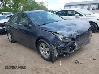2014 Chevrolet Cruze 1LT z VIN 1G1PC5SB5E7460067, wystawiony jako IAAI lot #42224685 z przebiegiem 88 118 mil mil oraz . Historia ofert i sprzedaży dostępna na DreamBid. Obrazek 1.