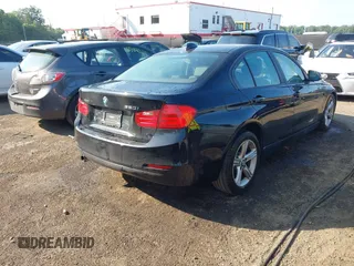 2013 BMW 3 Series 320i xDrive z VIN WBA3C3C53DF979221, wystawiony jako IAAI lot #42577544 z przebiegiem 97 135 mil mil oraz . Historia ofert i sprzedaży dostępna na DreamBid. Obrazek 4.