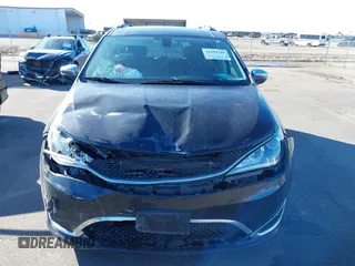 2020 Chrysler Pacifica Limited z VIN 2C4RC1GG6LR114215, wystawiony jako IAAI lot #41694316 z przebiegiem 107 166 mil mil oraz . Historia ofert i sprzedaży dostępna na DreamBid. Obrazek 12.