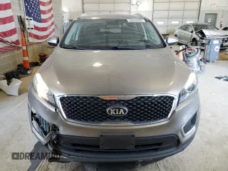 2017 Kia Sorento LX z VIN 5XYPGDA33HG293392, wystawiony jako Copart lot #62642604 z przebiegiem 73 242 mil mil oraz Szkoda całkowita • Salvage title. Historia ofert i sprzedaży dostępna na DreamBid. Obrazek 5.
