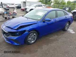 2024 Hyundai Elantra SEL z VIN KMHLM4DG2RU749447, wystawiony jako IAAI lot #42603791 z przebiegiem 9 904 mil mil oraz . Historia ofert i sprzedaży dostępna na DreamBid. Obrazek 2.