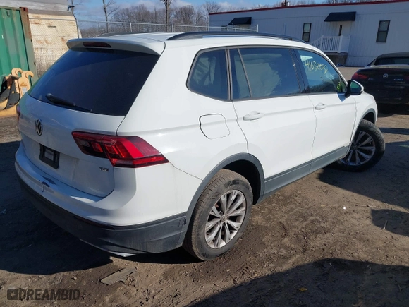2018 Volkswagen Tiguan S with VIN 3VV1B7AX1JM015870, listed as a IAAI auction lot 41632032 with 82,578 mi miles. Bid and sale history available at carsss.com. Image 4.