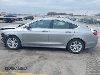 2015 Chrysler 200 Limited z VIN 1C3CCCAB8FN574495, wystawiony jako IAAI lot #42027962 z przebiegiem 164 490 mil mil oraz . Historia ofert i sprzedaży dostępna na DreamBid. Obrazek 14.
