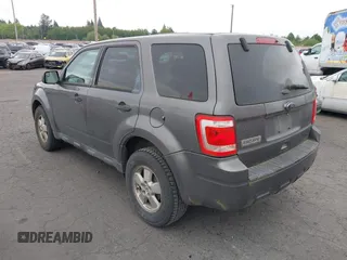 2011 Ford Escape XLS z VIN 1FMCU9C78BKB35289, wystawiony jako IAAI lot #42117290 z przebiegiem 221 088 mil mil oraz . Historia ofert i sprzedaży dostępna na DreamBid. Obrazek 3.