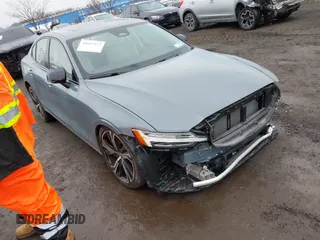 2024 Volvo S60 Plus Dark Theme z VIN 7JRL12TL5RG289457, wystawiony jako IAAI lot #41657372 z przebiegiem 1 640 mil mil oraz . Historia ofert i sprzedaży dostępna na DreamBid. Obrazek 1.
