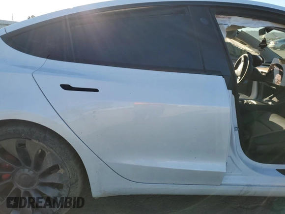 2023 Tesla Model 3 Performance z VIN 5YJ3E1EC3PF556807, wystawiony jako Copart lot #46990175 z przebiegiem Nie podano mil oraz Nie do naprawy • Non repairable. Historia ofert i sprzedaży dostępna na DreamBid. Obrazek 10.