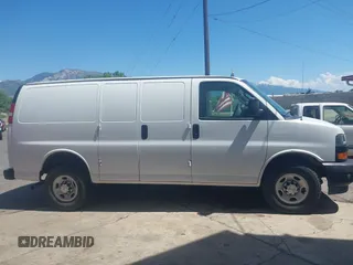 2019 Chevrolet Express Cargo z VIN 1GCWGAFP9K1370862, wystawiony jako IAAI lot #42410939 z przebiegiem 83 319 mil mil oraz . Historia ofert i sprzedaży dostępna na DreamBid. Obrazek 13.