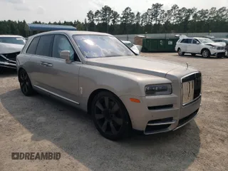 2020 Rolls-Royce Cullinan z VIN SLATV4C03LU202157, wystawiony jako Copart lot #51245311 z przebiegiem Nie podano mil oraz Szkody całkowita. Historia ofert i sprzedaży dostępna na DreamBid. Obrazek 1.