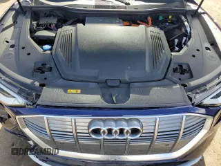 2021 Audi e-tron Premium z VIN WA1AAAGE9MB023564, wystawiony jako Copart lot #43758054 z przebiegiem 28 448 mil mil oraz Szkody całkowita. Historia ofert i sprzedaży dostępna na DreamBid. Obrazek 11.