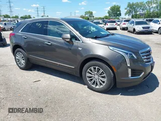 2019 Cadillac XT5 Luxury FWD z VIN 1GYKNCRS7KZ136330, wystawiony jako IAAI lot #42334183 z przebiegiem 92 610 mil mil oraz . Historia ofert i sprzedaży dostępna na DreamBid. Obrazek 1.