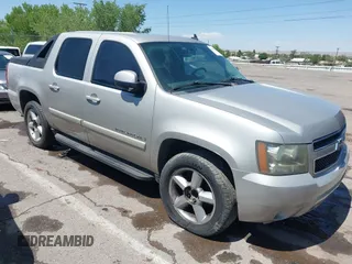 2008 Chevrolet Avalanche LS z VIN 3GNEC12J08G298993, wystawiony jako IAAI lot #42447870 z przebiegiem 178 677 mil mil oraz . Historia ofert i sprzedaży dostępna na DreamBid. Obrazek 1.