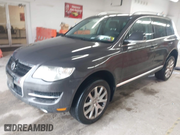 2010 Volkswagen Touareg VR6 z VIN WVGBF7A91AD002407, wystawiony jako IAAI lot #42369975 z przebiegiem 95 504 mil mil oraz . Historia ofert i sprzedaży dostępna na DreamBid. Obrazek 17.