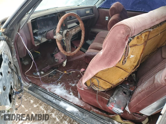 1983 Chevrolet Monte Carlo z VIN 1G1AZ37H5DR175751, wystawiony jako Copart lot #45337105 z przebiegiem 360 000 mil mil oraz Szkody całkowita. Historia ofert i sprzedaży dostępna na DreamBid. Obrazek 8.