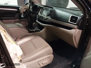 2017 Toyota Highlander XLE with VIN 5TDJZRFH1HS410312, listed as a IAAI auction lot 41729147 with 126,404 mi miles. Bid and sale history available at carsss.com. Image 5.