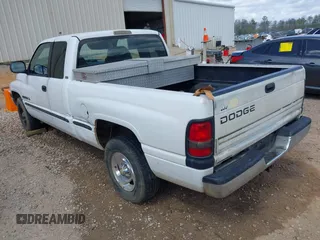 1998 Dodge 1500 z VIN 3B7HC13Y3WG180371, wystawiony jako IAAI lot #41832046 z przebiegiem 245 121 mil mil oraz . Historia ofert i sprzedaży dostępna na DreamBid. Obrazek 3.
