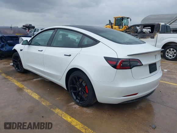 2023 Tesla Model 3 Performance z VIN 5YJ3E1EC8PF487550, wystawiony jako IAAI lot #42093712 z przebiegiem 27 305 mil mil oraz . Historia ofert i sprzedaży dostępna na DreamBid. Obrazek 3.