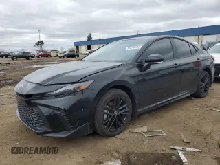 2025 Toyota Camry LE z VIN 4T1DBADK4SU016836, wystawiony jako Copart lot #50876625 z przebiegiem 7496 mil mil oraz Szkoda całkowita • Salvage title. Historia ofert i sprzedaży dostępna na DreamBid. Obrazek 1.