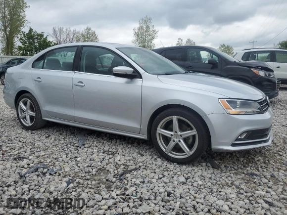 2015 Volkswagen Jetta SE z VIN 3VWD07AJ0FM252092, wystawiony jako Copart lot #56682945 z przebiegiem 104 325 mil mil oraz Czysty tytuł • Clean title. Historia ofert i sprzedaży dostępna na DreamBid. Obrazek 4.