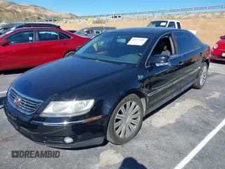 2005 Volkswagen Phaeton z VIN WVWAF93D958002005, wystawiony jako IAAI lot #41653590 z przebiegiem Nie podano mil oraz . Historia ofert i sprzedaży dostępna na DreamBid. Obrazek 2.