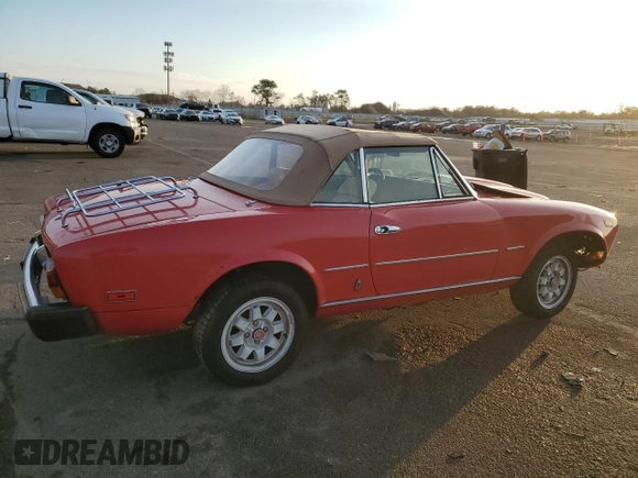 1982 FIAT 124 Spider z VIN ZFAAS00B8C5001153, wystawiony jako Copart lot #43028875 z przebiegiem 48 617 mil mil oraz Szkoda całkowita • Salvage title. Historia ofert i sprzedaży dostępna na DreamBid. Obrazek 3.