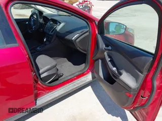 2012 Ford Focus SE z VIN 1FAHP3F21CL428659, wystawiony jako IAAI lot #42040183 z przebiegiem 195 947 mil mil oraz . Historia ofert i sprzedaży dostępna na DreamBid. Obrazek 5.