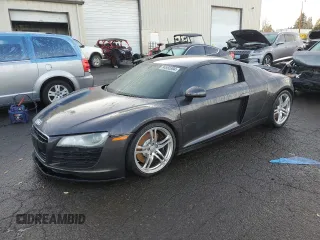 2010 Audi R8 z VIN WUAAUAFG0AN000963, wystawiony jako Copart lot #84955394 z przebiegiem 96 738 mil mil oraz Szkody całkowita. Historia ofert i sprzedaży dostępna na DreamBid. Obrazek 1.
