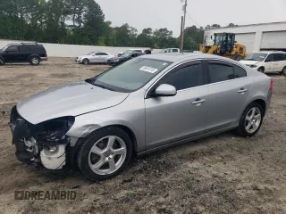 2013 Volvo S60 T5 Premier z VIN YV1612FS5D2225921, wystawiony jako Copart lot #56541015 z przebiegiem 174 929 mil mil oraz Szkody całkowita. Historia ofert i sprzedaży dostępna na DreamBid. Obrazek 1.