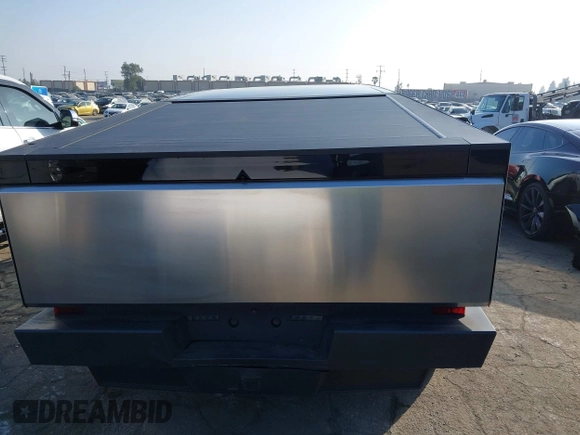 2024 Tesla Cybertruck с VIN 7G2CEHEDXRA050258, выставлен на аукционе IAAI как лот 41200586 с пробегом 495 миль миль и . История ставок и продаж доступна на DreamBid. Изображение 16.