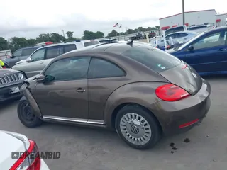 2013 Volkswagen Beetle 2.5L z VIN 3VWHX7AT0DM685648, wystawiony jako IAAI lot #42648849 z przebiegiem 118 187 mil mil oraz . Historia ofert i sprzedaży dostępna na DreamBid. Obrazek 15.