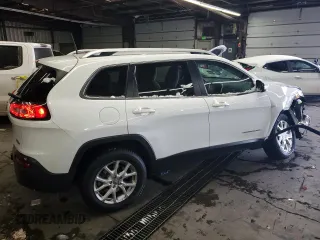 2017 Jeep Cherokee Latitude with VIN 1C4PJMCS7HW555326, listed as a Copart auction lot 87687345 with 89,717 mi miles and Salvage title. Bid and sale history available at DreamBid. Image 3.