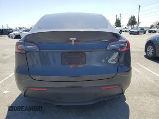 2024 Tesla Model Y z VIN 7SAYGDED7RF056570, wystawiony jako Copart lot #55097125 z przebiegiem 17 019 mil mil oraz Szkoda całkowita • Salvage title. Historia ofert i sprzedaży dostępna na DreamBid. Obrazek 6.
