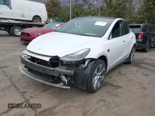 2023 Tesla Model Y Long Range z VIN 7SAYGDEE4PF621640, wystawiony jako IAAI lot #41796502 z przebiegiem 68 484 mil mil oraz . Historia ofert i sprzedaży dostępna na DreamBid. Obrazek 6.